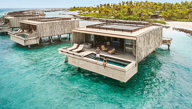 Overwater-Villen mit privaten Pools auf Stelzen über dem türkisfarbenen Meer der Fari Islands