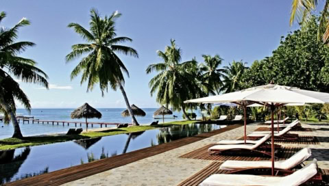 Pool mit Liegen und Meerblick