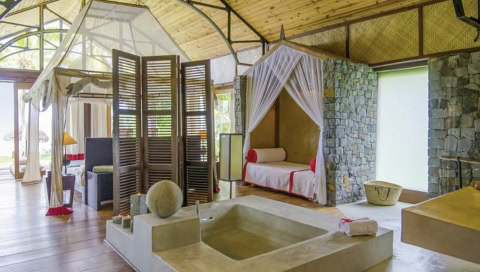 Villa, eingerichtet in Holzmöbeln, mit einer romantischen Sitz-Nische.