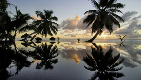 Pool am Abend mit Meerblick.