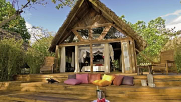 Villa mit Veranda und großer romantischer Sitzgelegenheit.