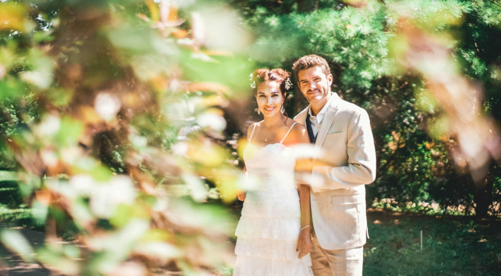 Ein Brautpaar in sommerlicher Natur