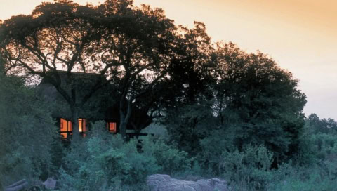 Hotelgebäude in der Natur