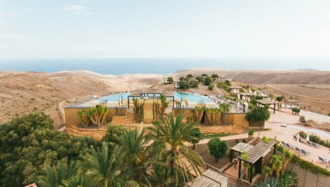 Pool und Hotelanlage