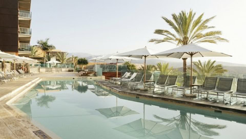 Pool und Sonnenliegen