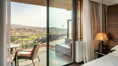 Hotelzimmer mit Balkon