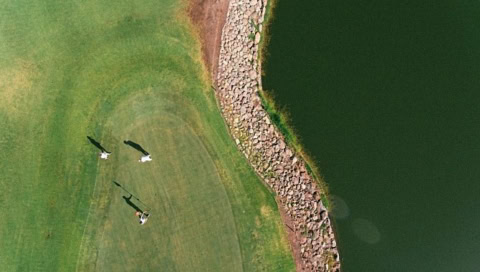 Golfplatz an See, Vogelperspektive