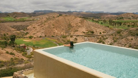 Pool mit Aussicht auf die Landschaft