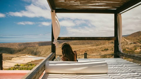 Entspannte Sonnenliegen für 2 mit Sonnenschutz