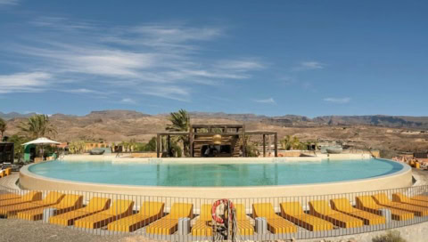 Pool mit Sonnenliegen