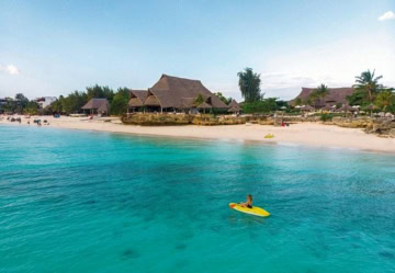 Hotelanlage und Strand