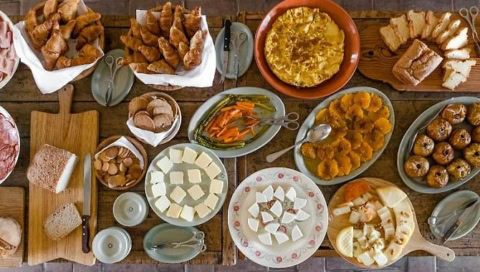 Gedeckter Tisch mit Lokalen speisen