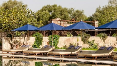 Pool mit Liegen und Schirmen