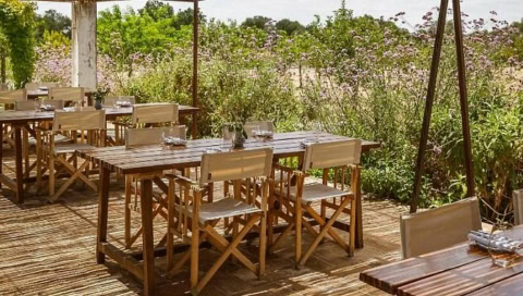 Restaurant auf Veranda mit Blick auf Garten