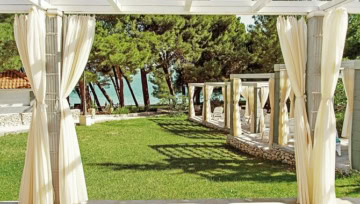 Gartenanlage mit Liegen für 2 mit Romantischem Sonnenschutz