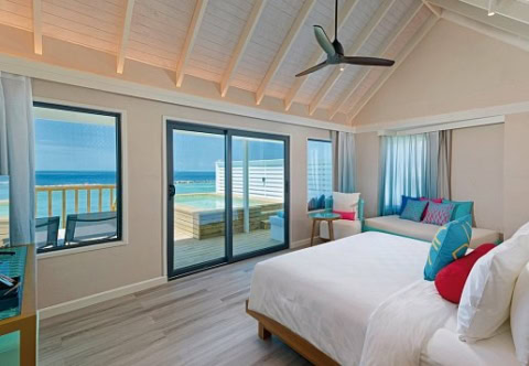 Großes Hotelzimmer mit Meerblick