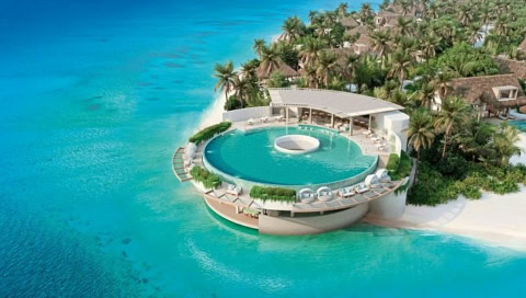 Großer runder Hotelpool direkt über das Meer gebaut