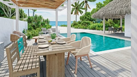 Gedeckter Esstisch auf Veranda neben Pool