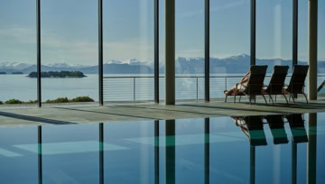Indoorpool mit Meerblick