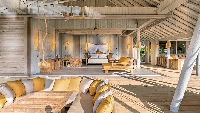 Offener Wohn- und Schlafbereich der Beach Hideaway Villa mit naturbelassenem Holzdesign und großzügiger Terrasse