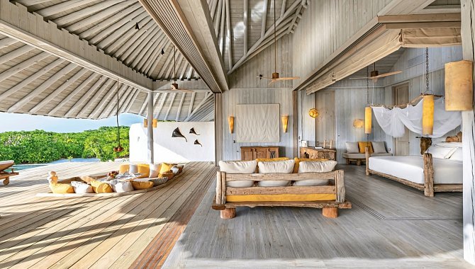 Innenbereich der schwimmenden Castaway Villa mit offenem Wohnkonzept und Meerblick