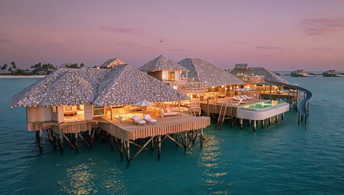 Crusoe Reserve Villa über dem Wasser mit weitläufiger Sonnenterrasse und privatem Pool