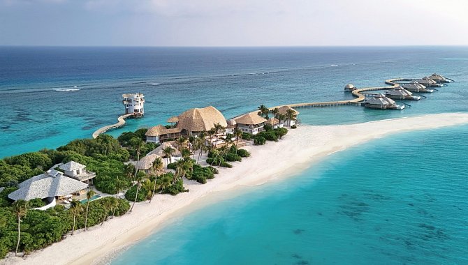 Luftaufnahme von Soneva Secret im Makunudhoo Atoll mit Strand- und Overwater-Villen