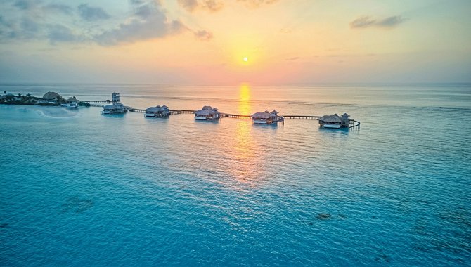 Overwater Hideaway Villa im Soneva Secret bei Sonnenuntergang mit Blick über den Indischen Ozean