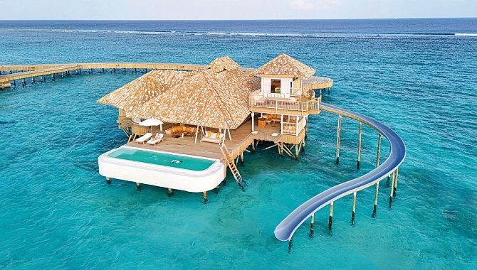 Overwater Hideaway Villa auf Stelzen mit großzügiger Terrasse und direktem Zugang zum Meer