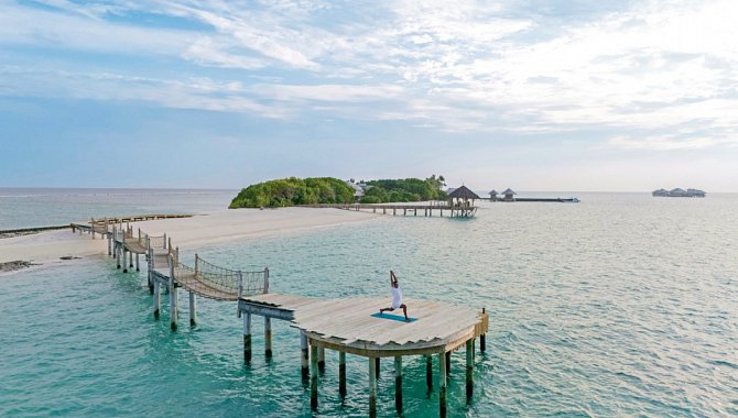 Holzsteg über der Lagune im Soneva Secret mit Blick auf die vorgelagerten Inselbereiche