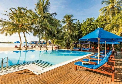 Hotelpool und Strand dahinter