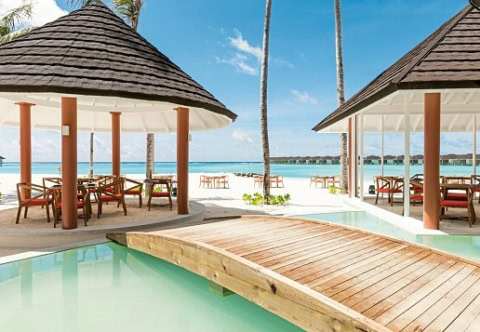 Kleine Pavillons am Strand über Brücken erreichbar