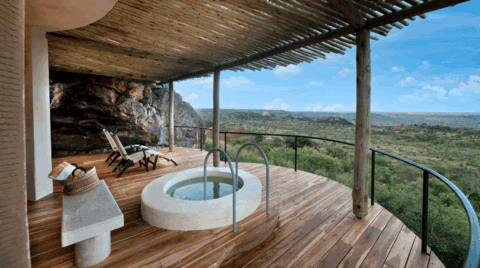Privater Whirlpool auf Holzdeck mit Blick über die kenianische Steppe