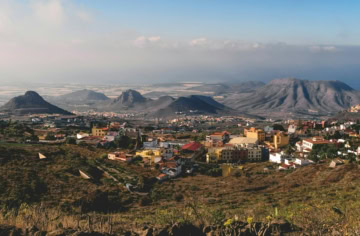 Luftaufnahme von Stadt und Bergen