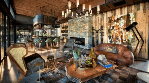 Elegante Bar und Lounge mit Kamin, modernen Möbeln und afrikanischen Designelementen