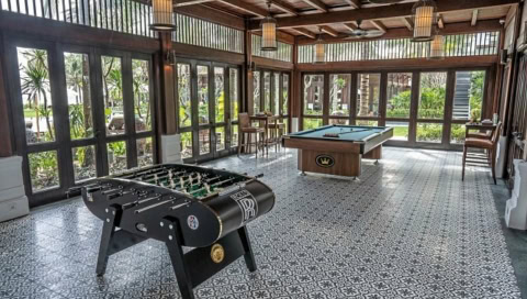 Freizeitraum mit Kickertisch und Billard im tropischen Stil