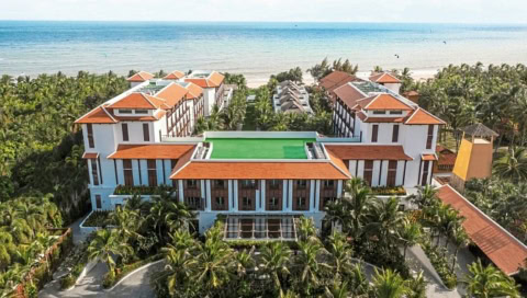 Luftaufnahme der Hotelanlage mit mehreren Gebäuden und Blick aufs Meer