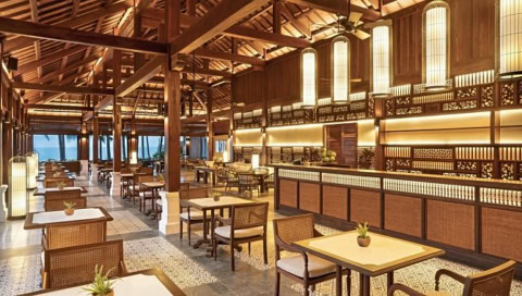 Großes Restaurant mit Holzdecke, Laternenbeleuchtung und Meerblick