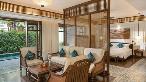 Wohnbereich mit Sofas und Blick in den privaten Gartenpool