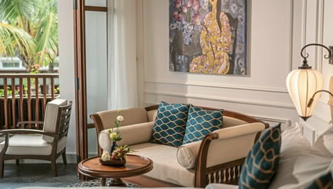 Sitzbereich mit Sofa und Kunst an der Wand