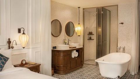 Modernes Badezimmer mit freistehender Badewanne und Doppelwaschbecken