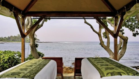 Massageliegen mit Blick aufs Meer