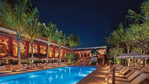 Beleuchteter Pool bei Nacht