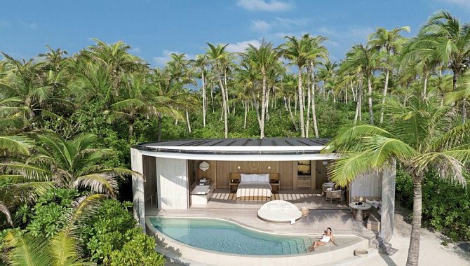 Runde Beach Pool Villa eingebettet in tropische Vegetation mit privatem Pool und offener Terrasse