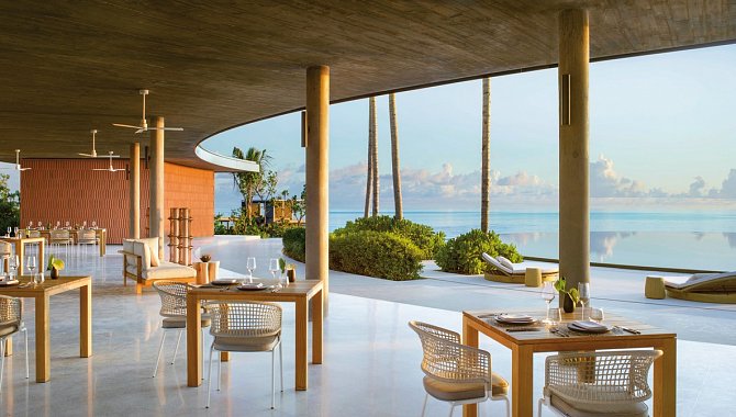 Eau Bar mit offenen Sitzbereichen, Meerblick und eleganter Lounge-Atmosphäre im The Ritz-Carlton Maldives
