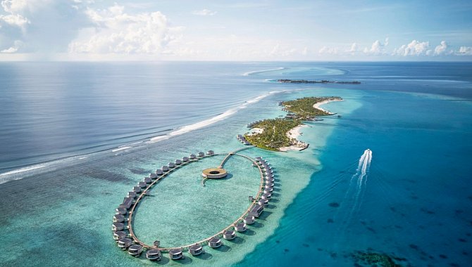 Luftaufnahme der Fari Islands mit ringförmig angeordneten Overwater-Villen und zentralem Poolbereich