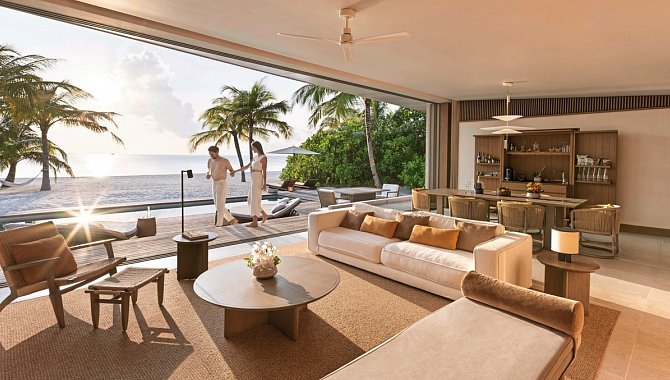 Wohn- und Essbereich der Two Bedroom Beach Pool Villa mit bodentiefer Fensterfront und Meerblick