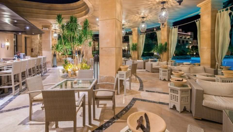 Der Speisesaal. In Hellen Sandstein Fliesen und hellen Möbeln.