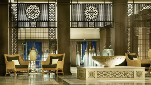 Lobby des Hotels mit Sitzgelegenheiten und einem Brunnen.