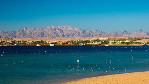 Das Meer mit den Bergen im Hintergrund.